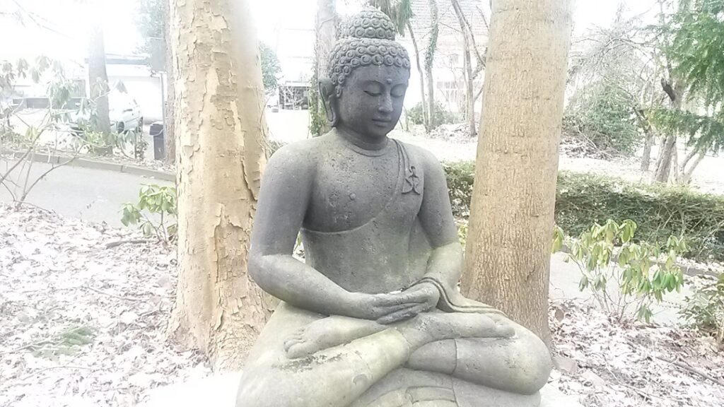 Buddha aus Stein, sitzend
